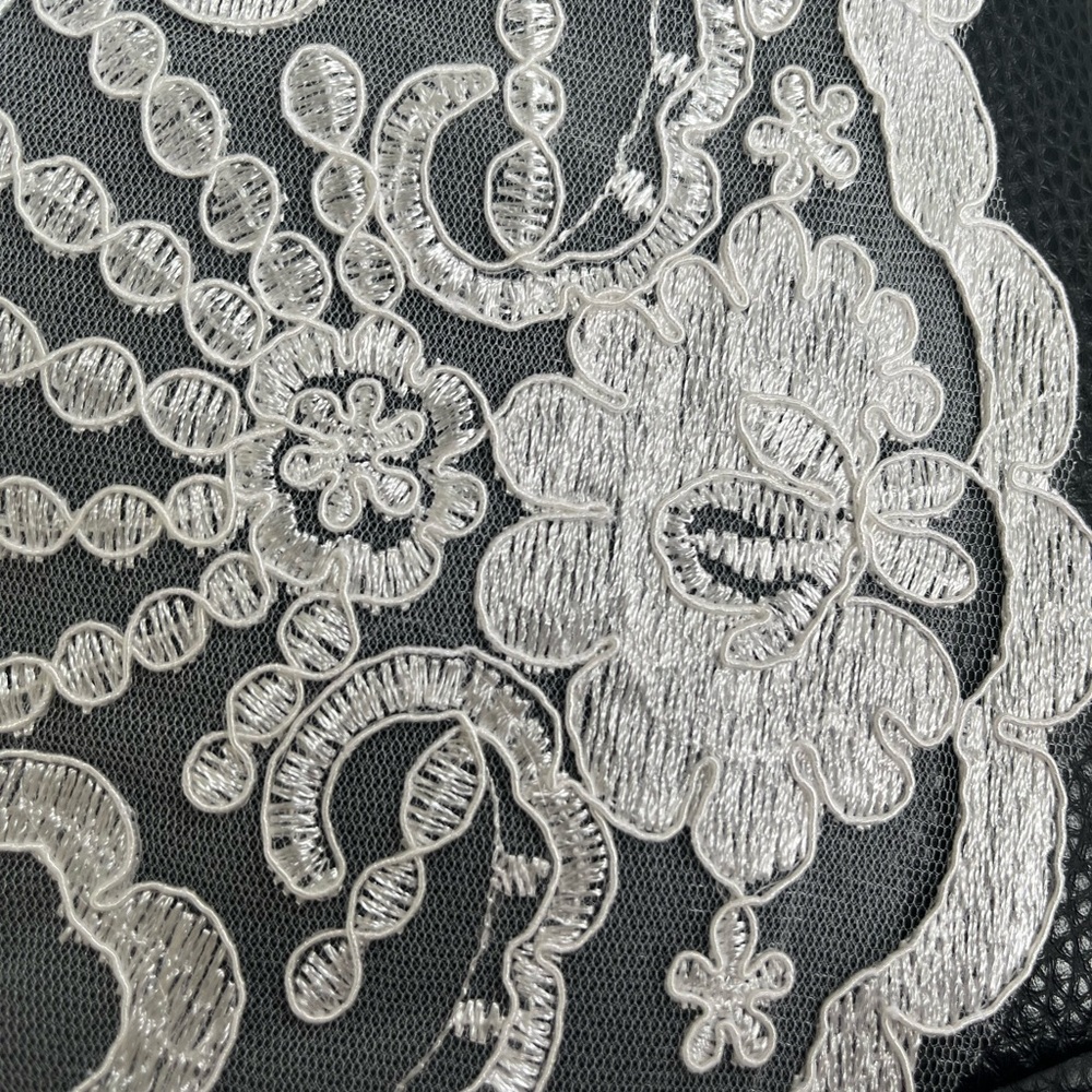 Lace Trim Royal Wedding Veil - Picture 5 of 8
